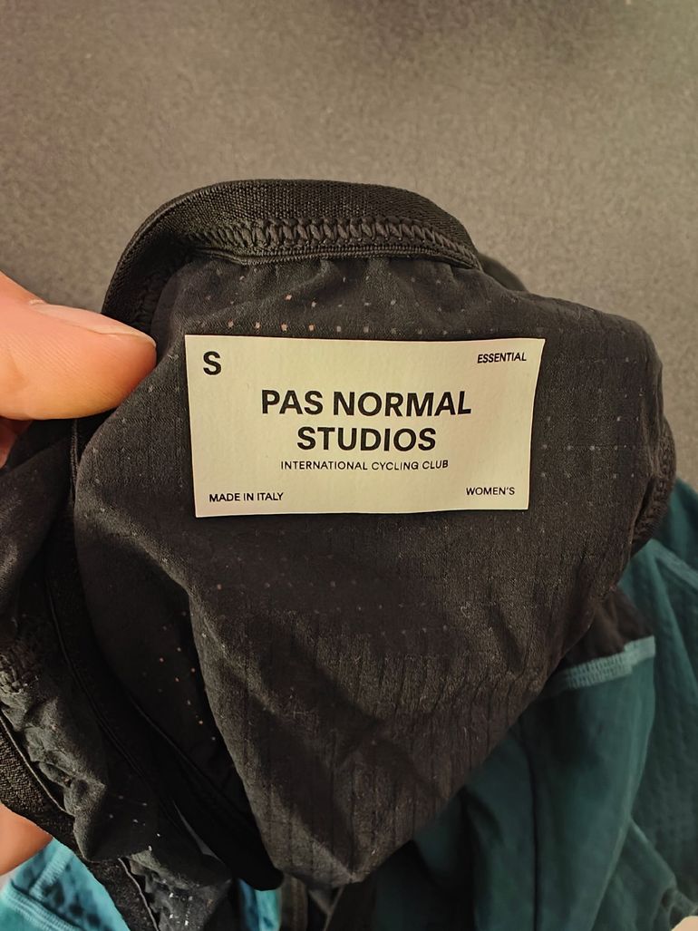 Tweedehands Pas Normal Studios Essential Bibs 2025 bike — afbeelding 4 van 6