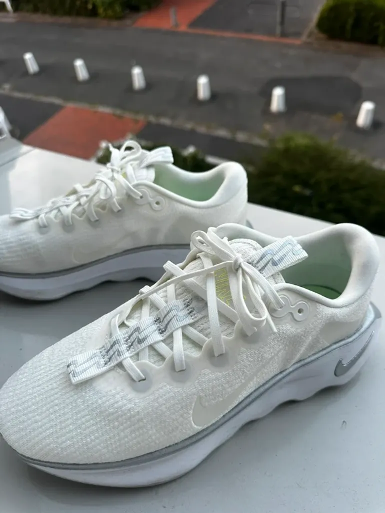 Used Nike Running Shoes bike — image 2 of 4