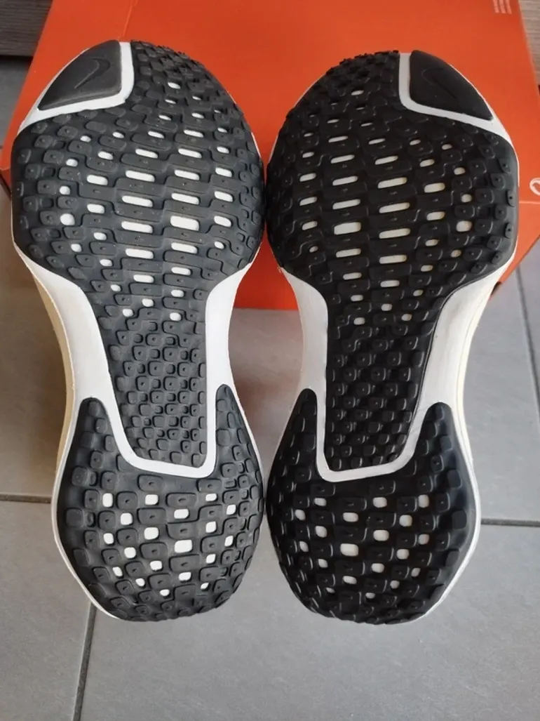 Nike Zoomx Invincible Run 3 bike d'occasion — image 8 sur 15
