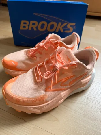 Used Brooks Caldera 8 Running Shoes