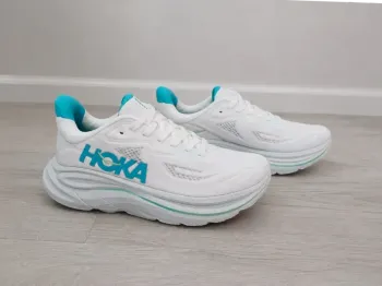 Käytetty Lightweight Clifton 10 Running Shoes