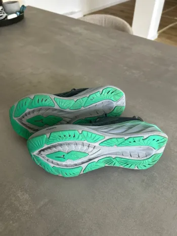 Used Asics Novablast 4 bike — image 2 of 3
