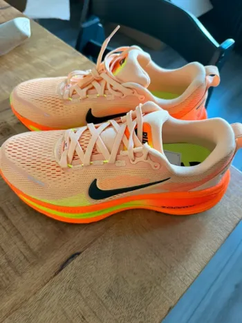 Nike Vomero Running Shoes usato