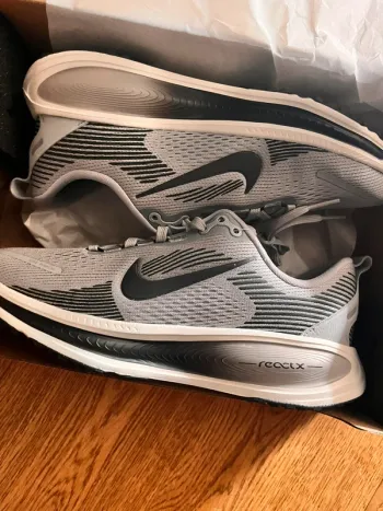 Nike Vomero Running Shoes usato