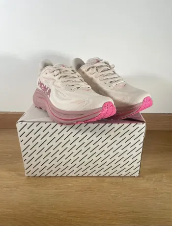 Used Rose Clifton 10 Running Shoes