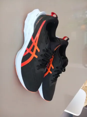 Käytetty Asics Novablast v2 Running Shoes