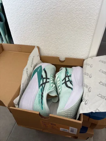Used Simple Magic Speed 4 Running Shoes