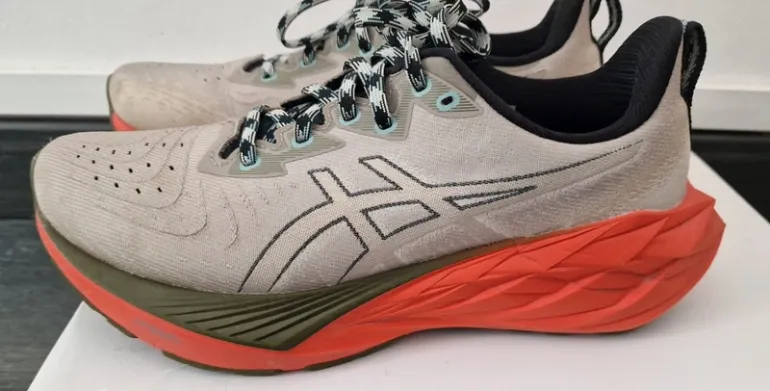 Used Asics Novablast 4 TR bike — image 2 of 3