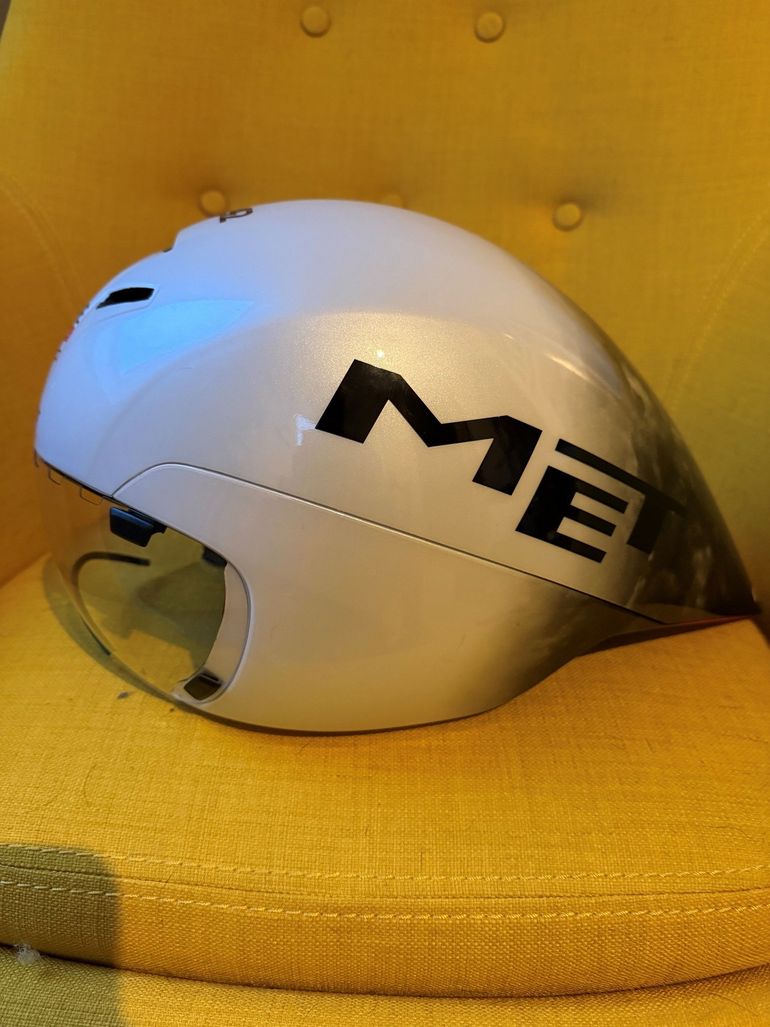 Used MET Drone Wide Body II UAE Team Emirates Edition 2025 bike — image 3 of 4
