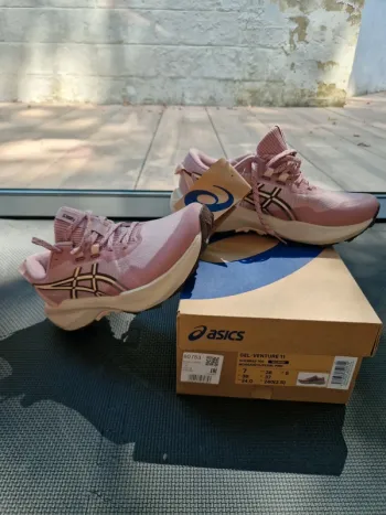 Used Asics Gel-Venture 11 Running Shoes