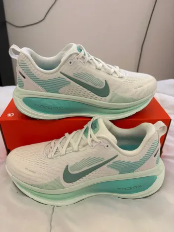 Used Nike Vomero 18 Running Shoes