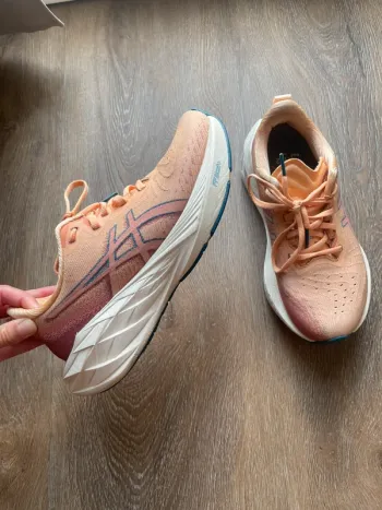 Brugt Asics Novablast 4 bike — billede 3 af 4