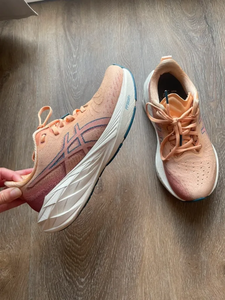 Brugt Asics Novablast 4 bike — billede 3 af 4