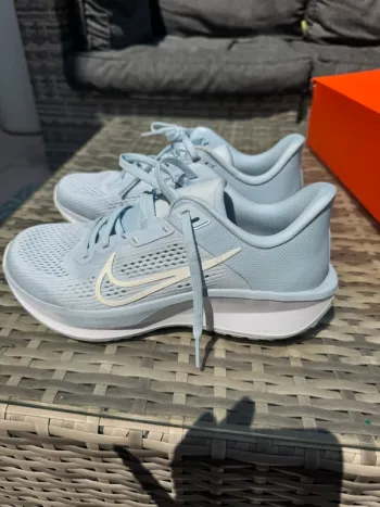 Käytetty Nike Quest 6 Running Shoes