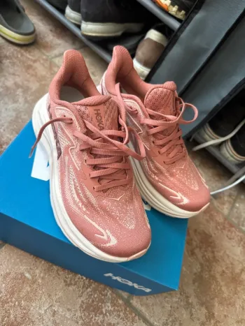 Used Rose Clifton 10 Running Shoes