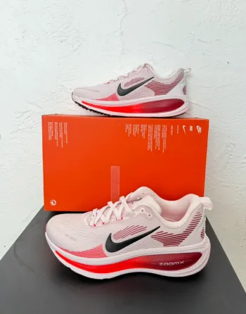 Käytetty Nike Vomero 18 Running Shoes