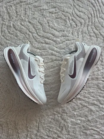 Ideal Vomero 18 Running Shoes usato