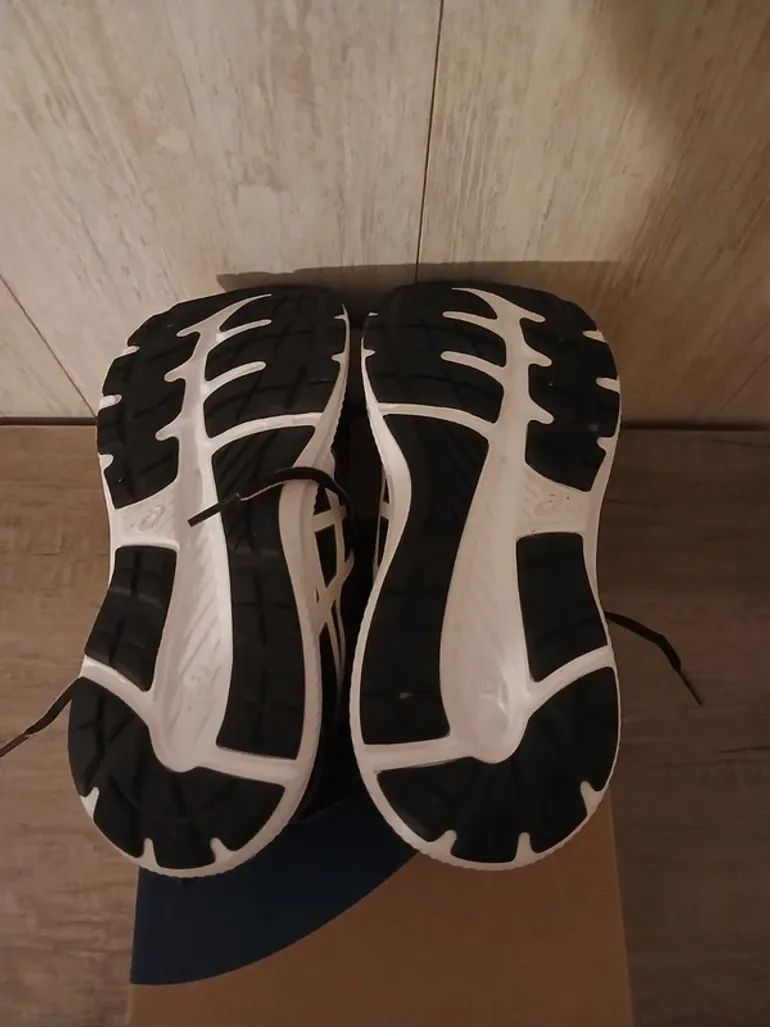 Used Asics Running Shoes bike — image 4 of 6