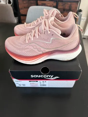 Used Saucony TEMPUS 2 Running Shoes
