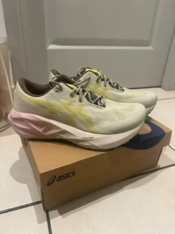 Used Asics Novablast 5 TR Running Shoes