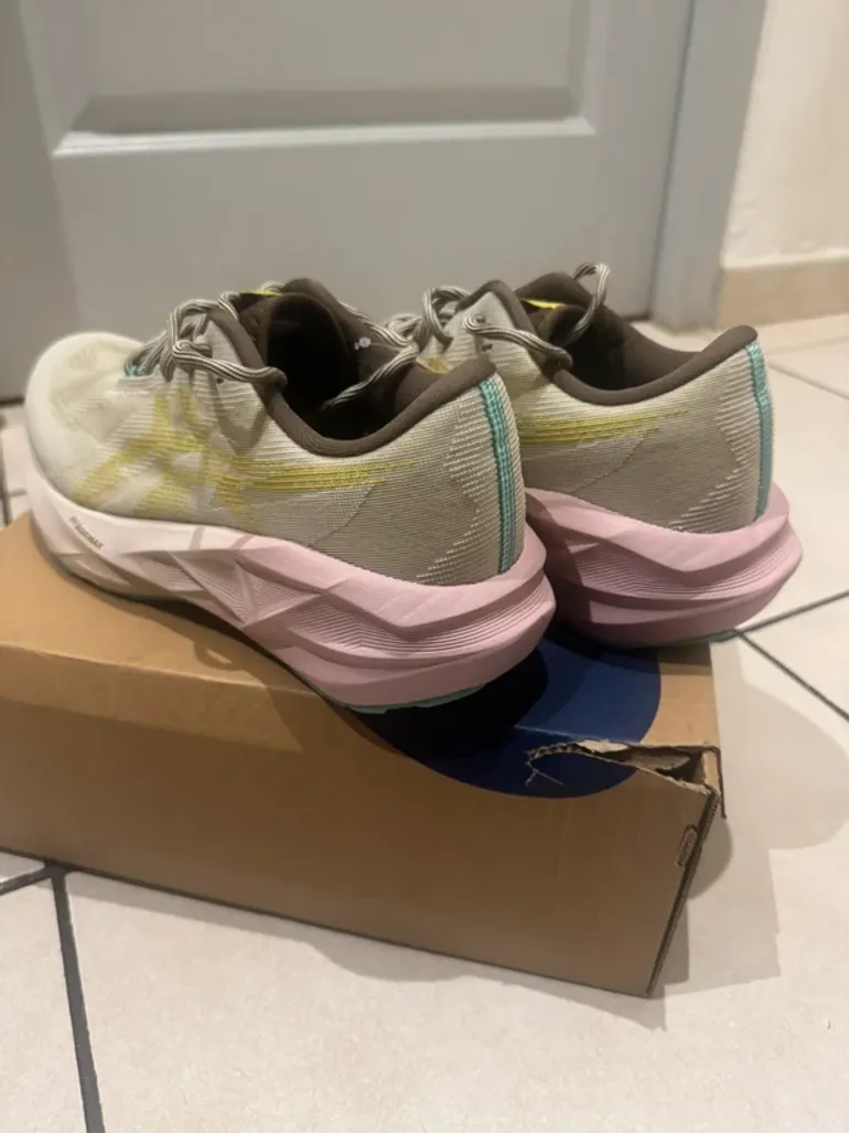 Used Asics Novablast 5 TR bike — image 3 of 6