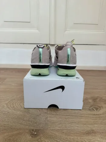 Used Nike ZoomX Vaporfly Next% 4 bike — image 3 of 7