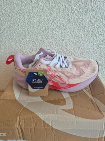 Used Asics Novablast 5 LE Running Shoes