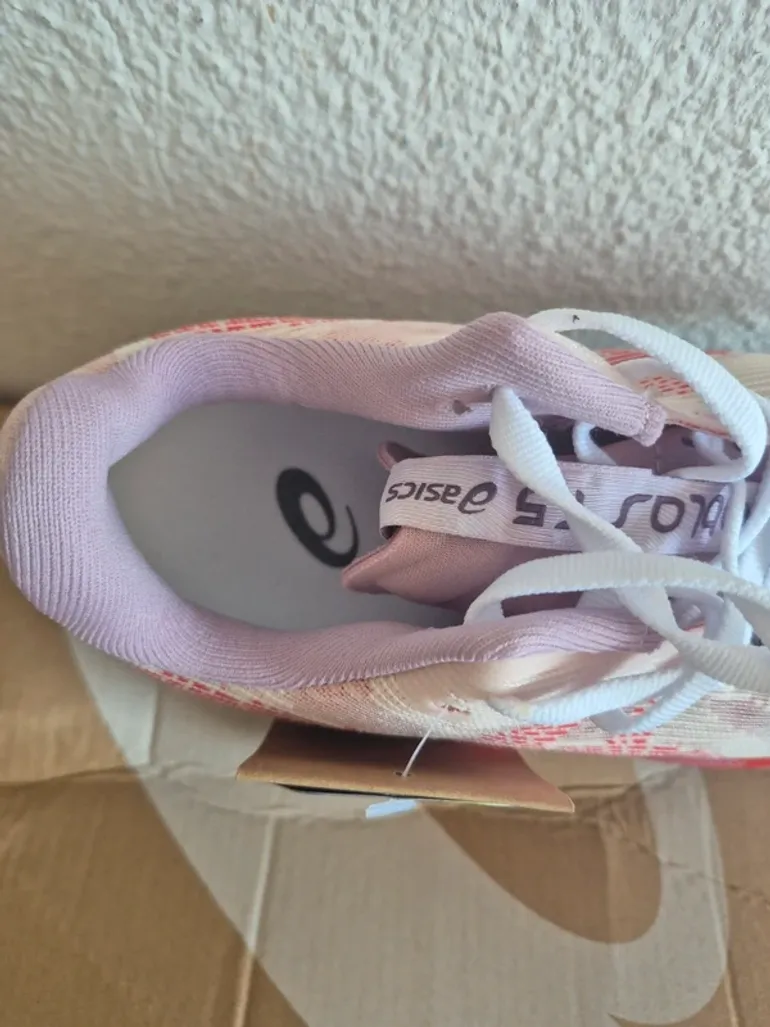 Used Asics Novablast 5 LE bike — image 2 of 8