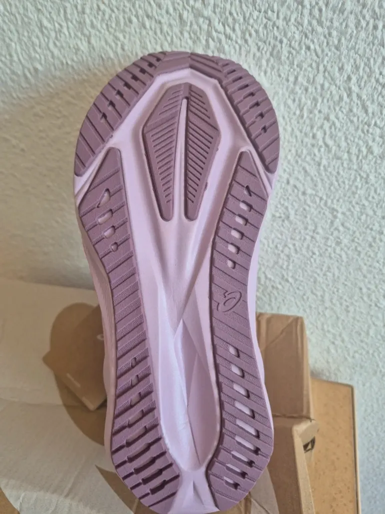 Used Asics Novablast 5 LE bike — image 4 of 8