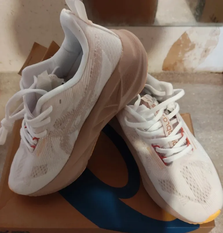 Used Orange ASICS Femme Blanc/Rose Running Shoes bike — image 2 of 6