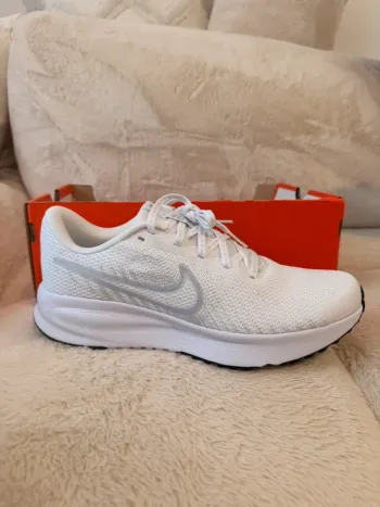 Used White Run Defy Running Shoes