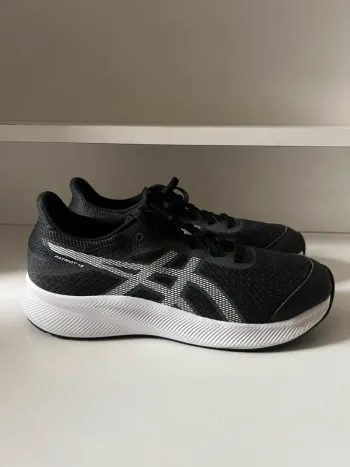 Used Asics Baskets Running Shoes