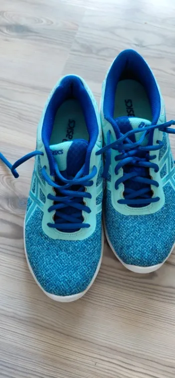 Used Asics Running Shoes bike — image 2 of 4