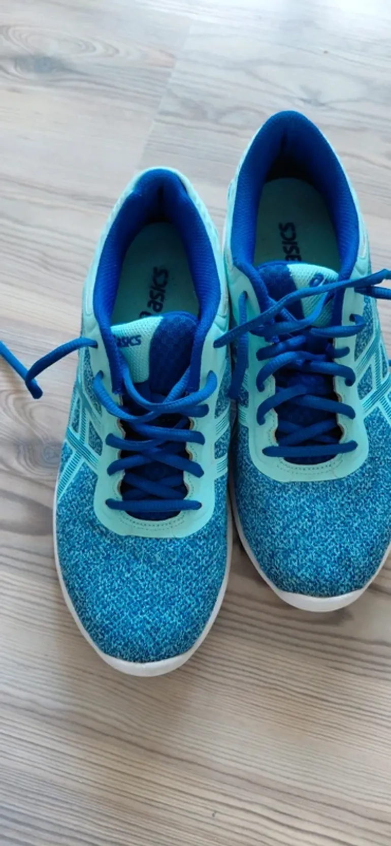 Used Asics Running Shoes bike — image 2 of 4