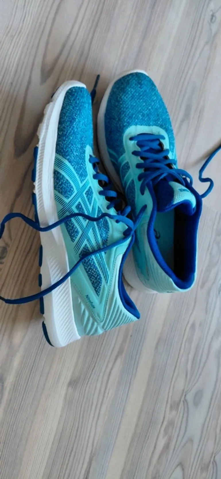 Used Asics Running Shoes bike — image 3 of 4