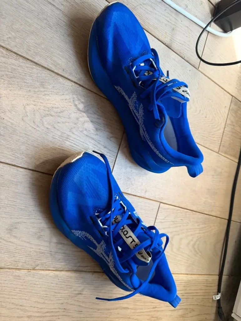 Used Asics NovaBlast 5 bike — image 3 of 5