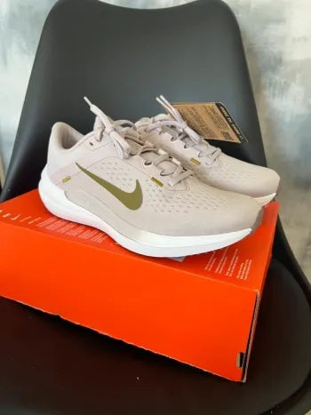 Used Rose Air WinFlow 10 Running Shoes