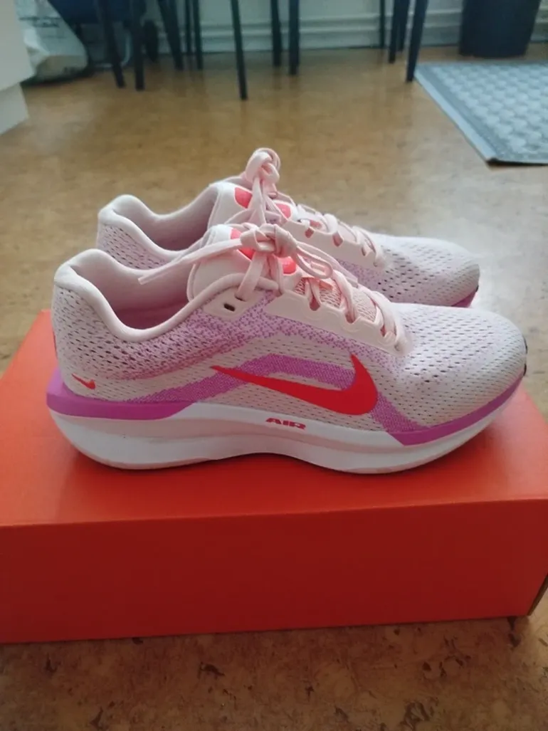 Used Rose Nike Running Shoes bike — image 3 of 3