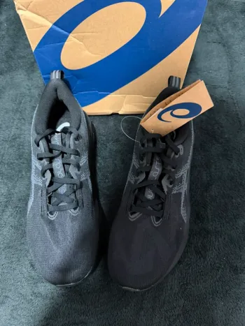 Used Asics Novablast 5 Running Shoes