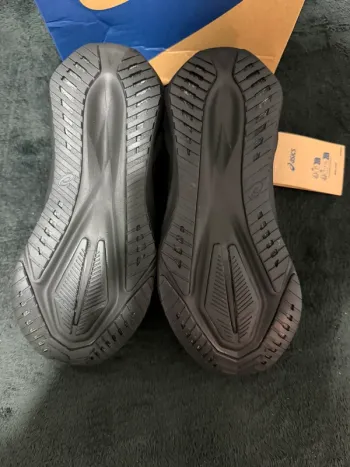 Używany Asics Novablast 5 bike — zdjęcie 2 z 3