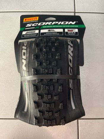 Käytetty Pirelli Scorpion Enduro R Tyres & Tubes