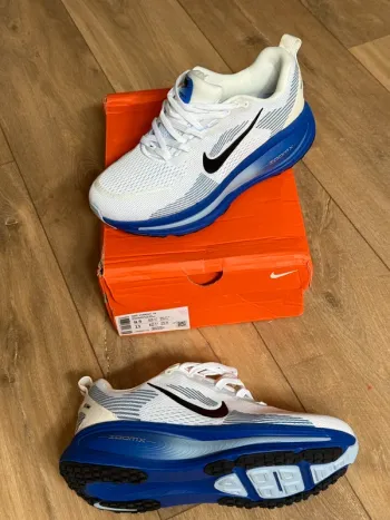 Nike Vomero 18 Running Shoes usato