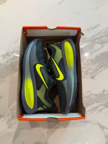Used Nike Vomero 18 Running Shoes