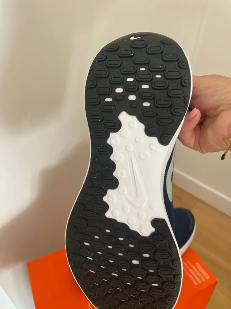 Used Nike sneakers bike — image 3 of 4