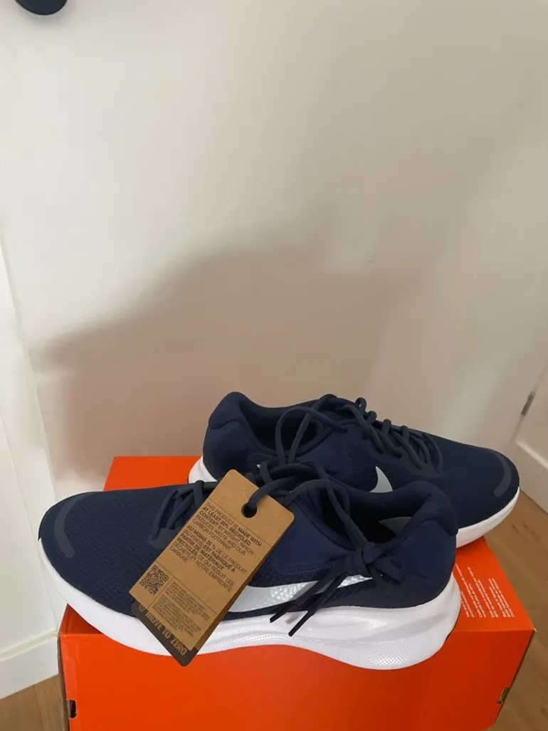 Used Nike sneakers bike — image 2 of 4