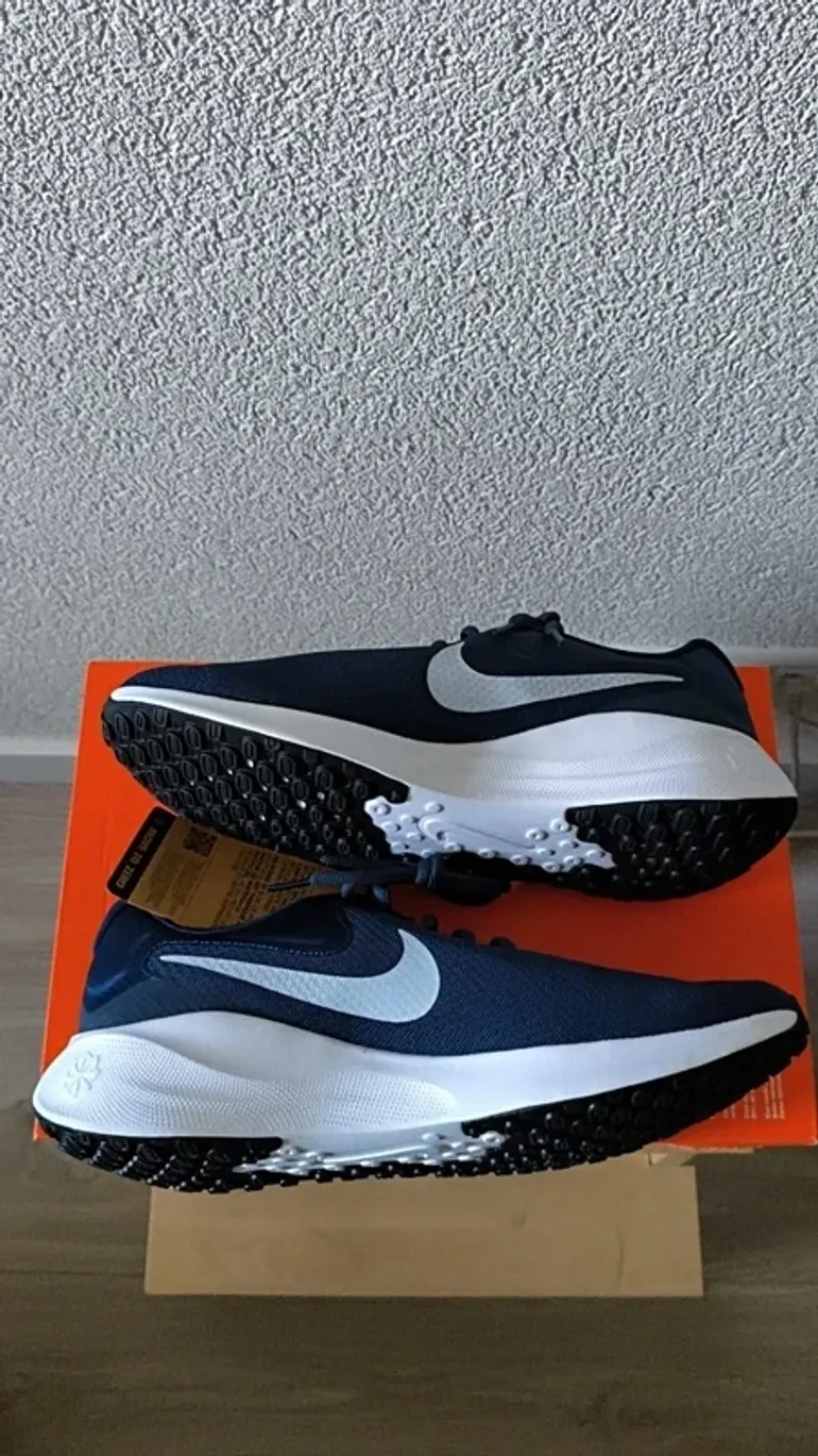 Used Nike Revolution 7 bike — image 4 of 15