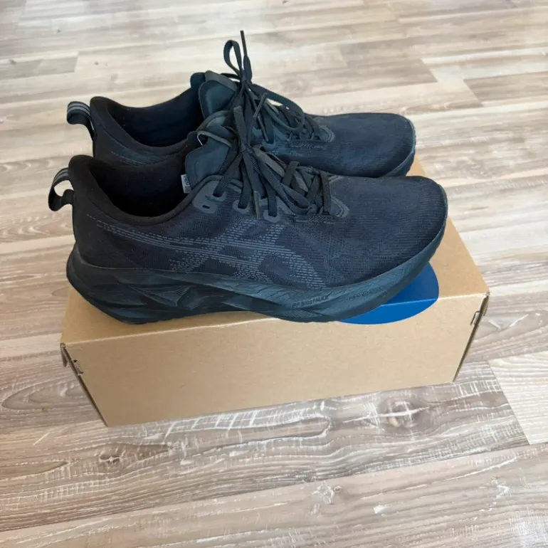 Tweedehands Asics Novablast 5 bike — afbeelding 3 van 6