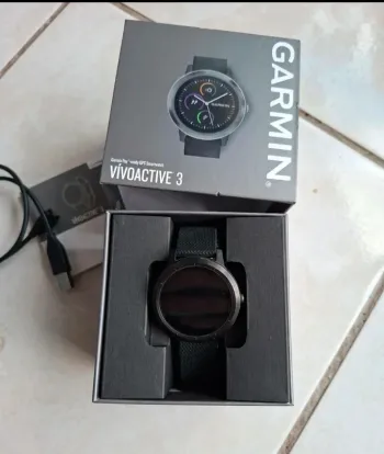 Used Garmin vivoactive 3 Electronics