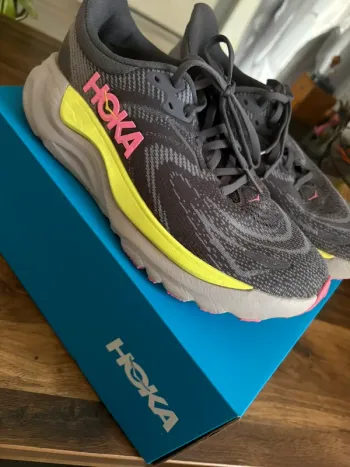 Used Hoka Arahi 8 Running Shoes
