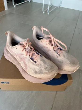 Used Asics Novablast 5 Running Shoes